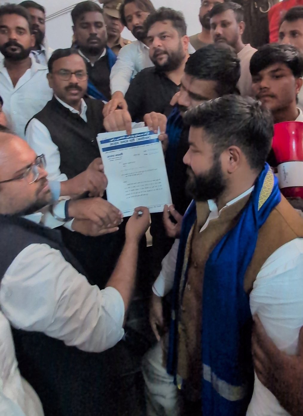 ज्ञापन सौंपते भीम आर्मी के पदाधिकारी (फोटो) ज्ञापन सौंपते भीम आर्मी के पदाधिकारी (फोटो)