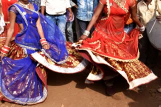 अशोकनगर: करीला में नृत्यांगनाओं के नशे में आने पर कलेक्टर से रोक लगाने की मांग अशोकनगर: करीला में नृत्यांगनाओं के नशे में आने पर कलेक्टर से रोक लगाने की मांग