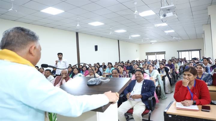 आयुष मंत्री इंदर सिंह परमार ने अष्टांग आयुर्वेद कॉलेज इंदौर में आयुष मंत्री इंदर सिंह परमार ने अष्टांग आयुर्वेद कॉलेज इंदौर में