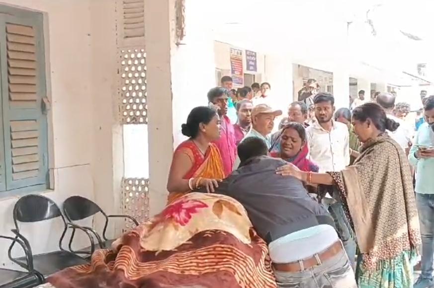 अररिया फोटो:शव के साथ परिजन अररिया फोटो:शव के साथ परिजन