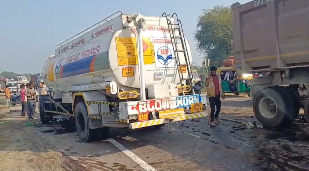 कानपुर-सागर नेशनल हाइवे में टैंकर और ट्राला में भीषण टक्कर, दो ड्राइवरों की मौत कानपुर-सागर नेशनल हाइवे में टैंकर और ट्राला में भीषण टक्कर, दो ड्राइवरों की मौत