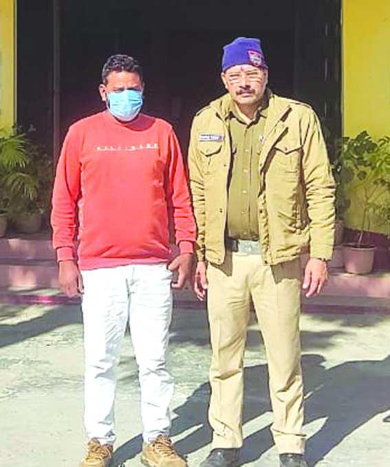 पुलिस गिरफ्त में आरोपित पुलिस गिरफ्त में आरोपित