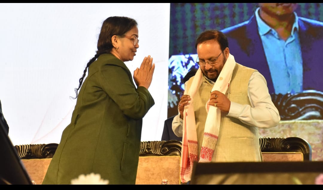सीएसआईआर की महानिदेशक कलैसेल्वी मुख्यअतिथि को सम्मानित करते हुई सीएसआईआर की महानिदेशक कलैसेल्वी मुख्यअतिथि को सम्मानित करते हुई