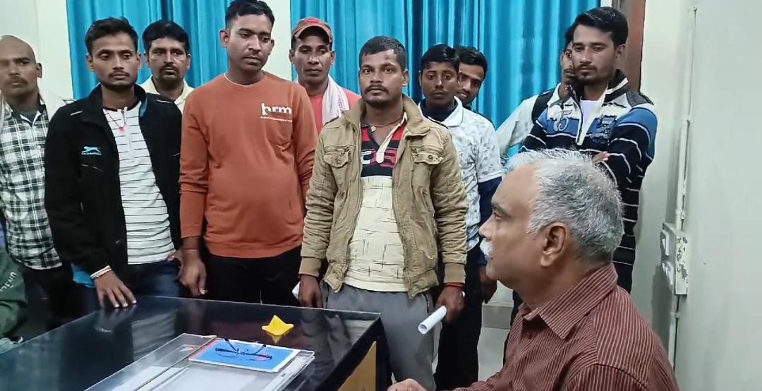 कमांडेंट से मिलने जाते छात्र