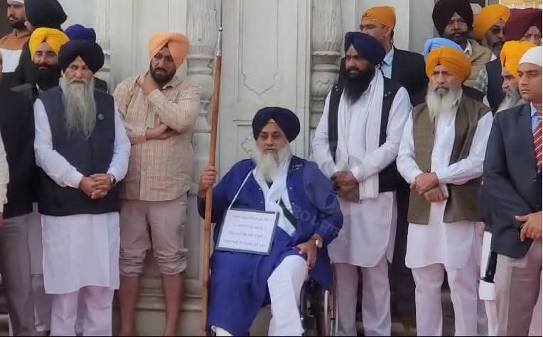 अकाली नेता सुखबीर बादल धार्मिक सजा भुगतते हुए अकाली नेता सुखबीर बादल धार्मिक सजा भुगतते हुए