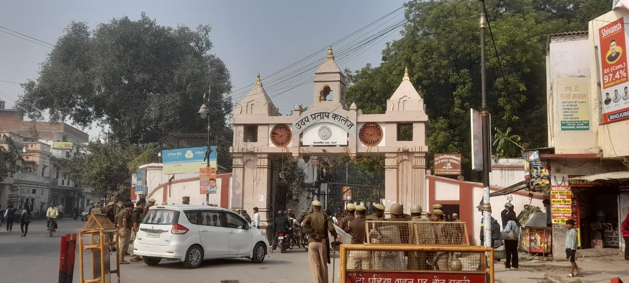 यूपी कालेज में अफसरों से बात करते अफसर,परिसर में फोर्स : फोटो बच्चा गुप्ता