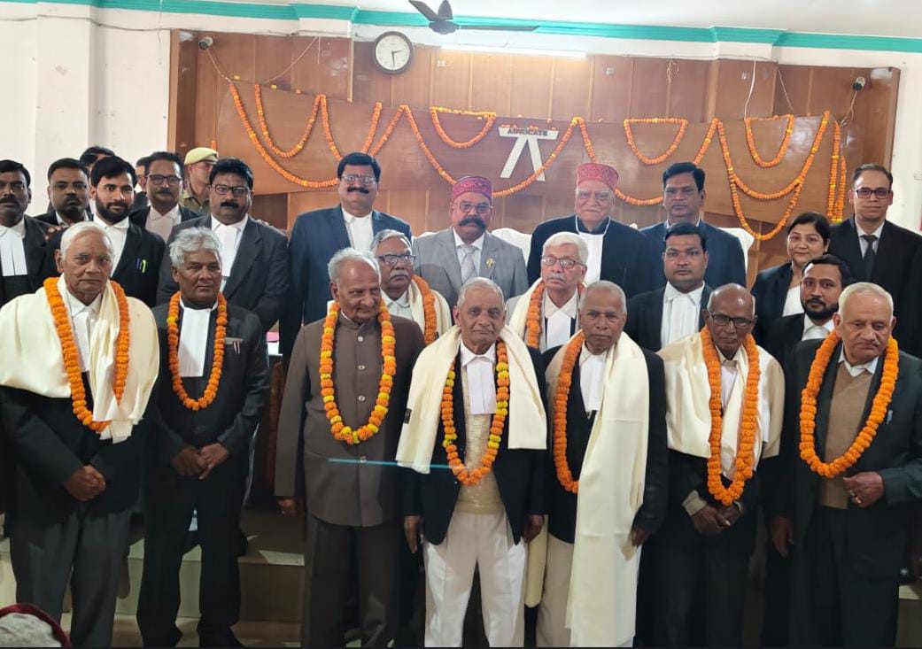 अधिवक्ता दिवस पर 15 अधिवक्ताओं को किया गया सम्मानित अधिवक्ता दिवस पर 15 अधिवक्ताओं को किया गया सम्मानित