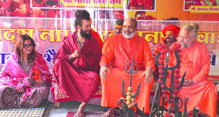 संतों के साथ यति नरसिंहांनंद गिरी संतों के साथ यति नरसिंहांनंद गिरी