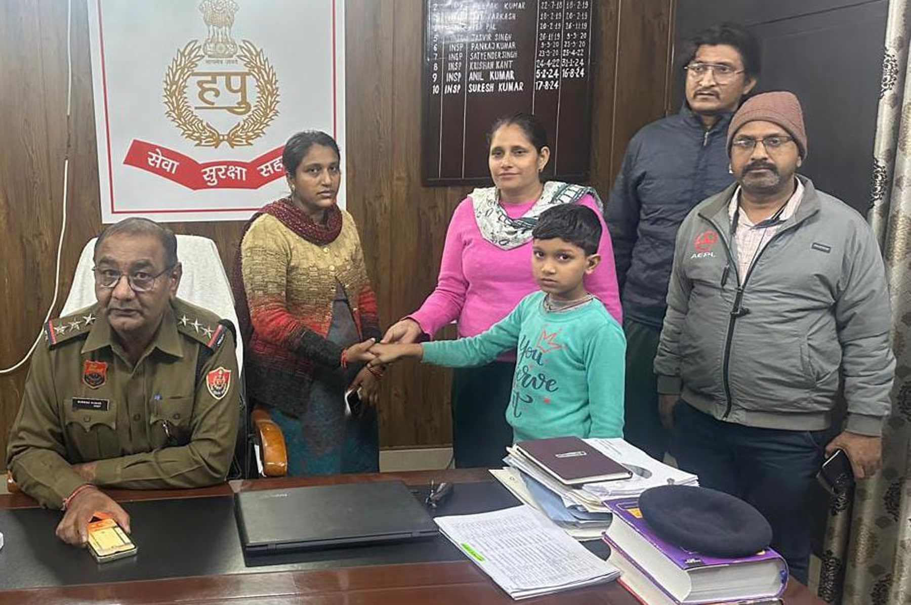 फोटो नंबर-03: बच्ची को परिजनों को सौंपते पुलिसकर्मी। फोटो नंबर-03: बच्ची को परिजनों को सौंपते पुलिसकर्मी।