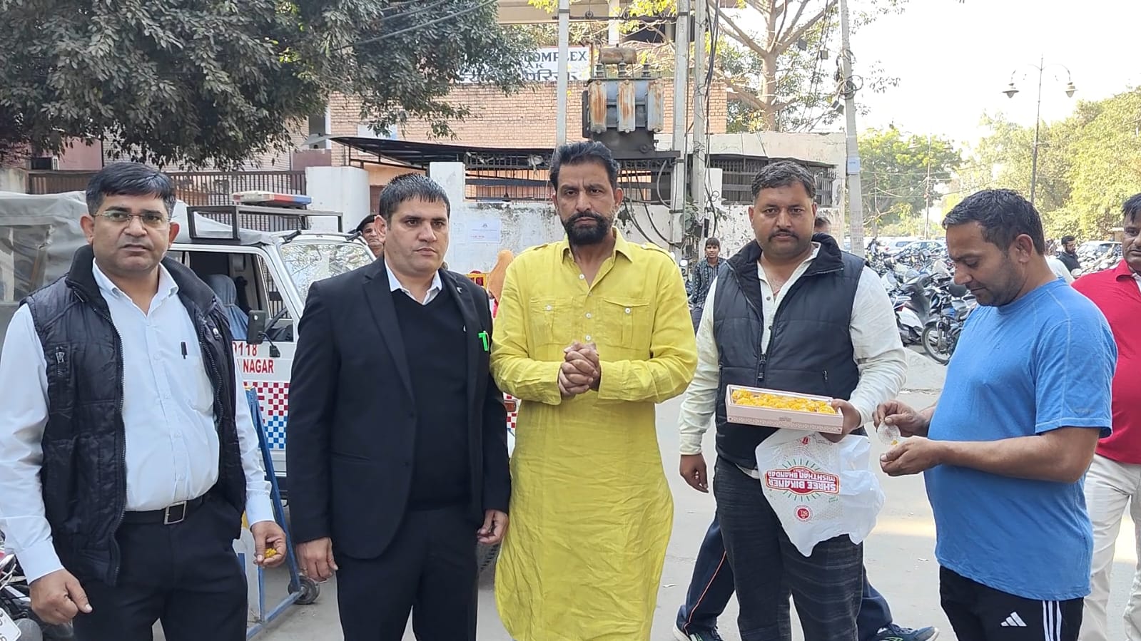 3आरटीके6 : खूंटा गाड अभियान मामले में अदालत से बरी होने पर मिठाईयां बांट कर खुशी मनाते जयहिंद सेना प्रमुख नवीन व कार्यकत्र्ता ------------ 3आरटीके6 : खूंटा गाड अभियान मामले में अदालत से बरी होने पर मिठाईयां बांट कर खुशी मनाते जयहिंद सेना प्रमुख नवीन व कार्यकत्र्ता ------------