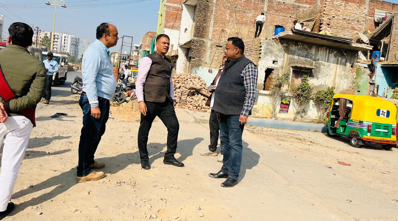 जिलाधिकारी सड़क मार्ग का निरीक्षण करते हुए: फोटो बच्चा गुप्ता जिलाधिकारी सड़क मार्ग का निरीक्षण करते हुए: फोटो बच्चा गुप्ता