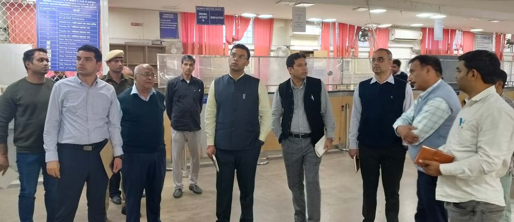 फोटो नंबर-07: लघु सचिवालय भवन में सुरक्षा व सुविधाओं को लेकर जानकारी जुटाते अधिकारी। फोटो नंबर-07: लघु सचिवालय भवन में सुरक्षा व सुविधाओं को लेकर जानकारी जुटाते अधिकारी।