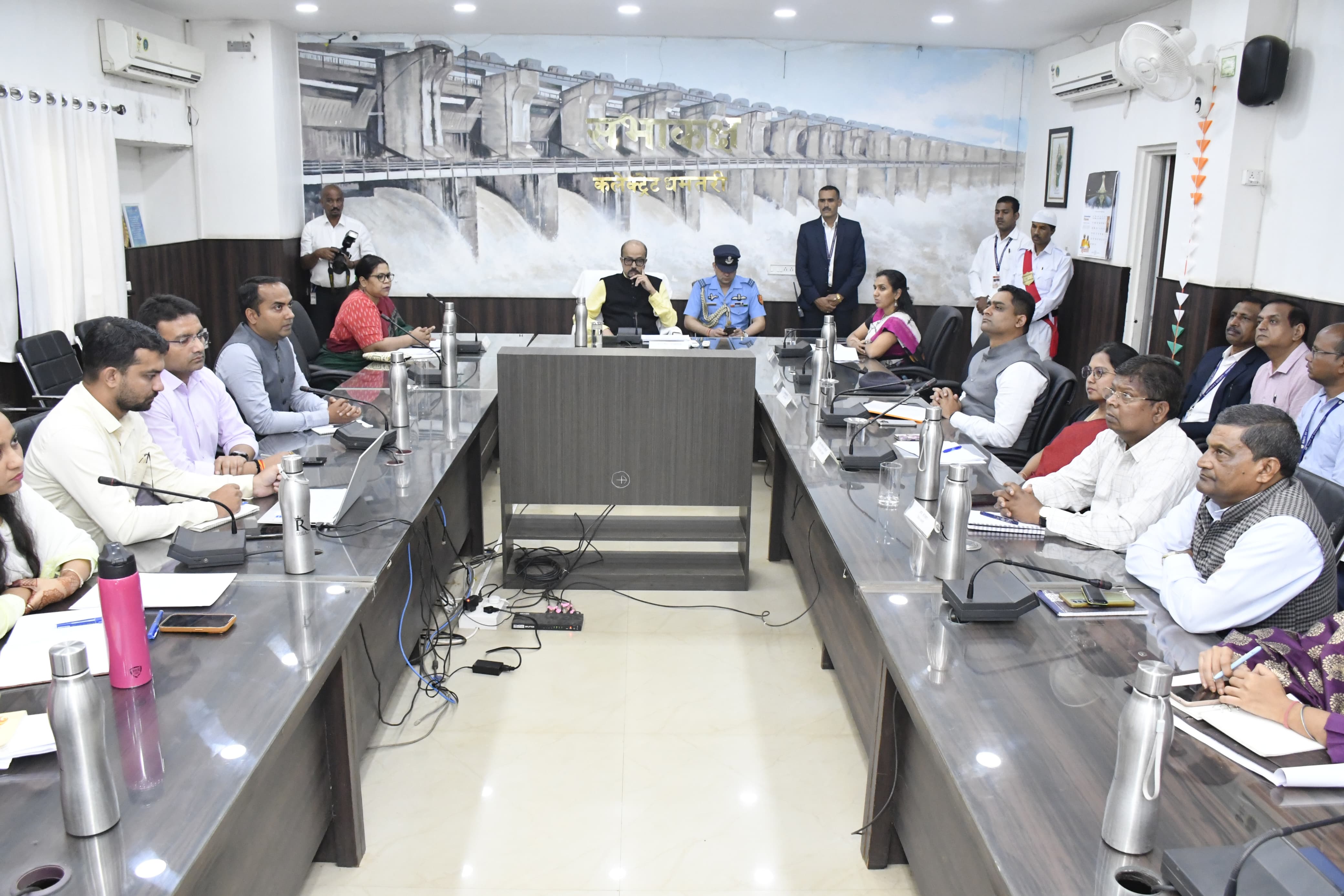 कलेक्टोरेट में अधिकारियों से चर्चा करते हुए राज्यपाल रमेन डेका कलेक्टोरेट में अधिकारियों से चर्चा करते हुए राज्यपाल रमेन डेका