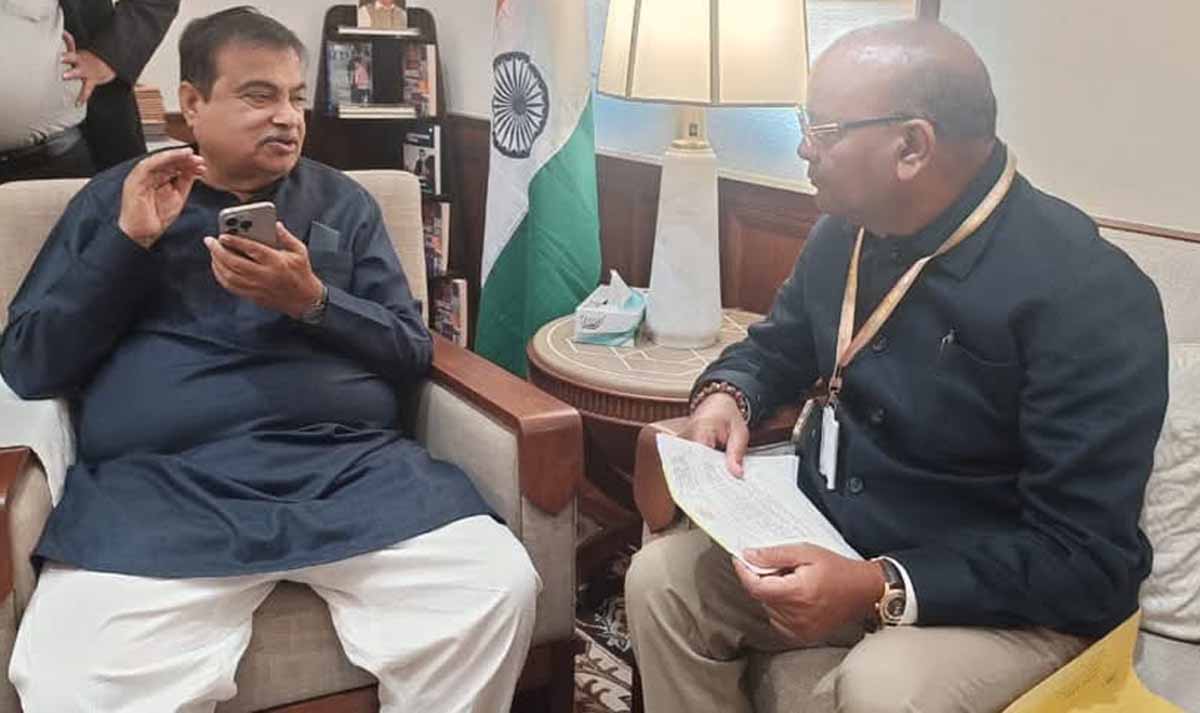 विधायक अजय चंद्राकर केन्द्रीय मंत्री नीतिन गडकरी से चर्चा करते विधायक अजय चंद्राकर केन्द्रीय मंत्री नीतिन गडकरी से चर्चा करते