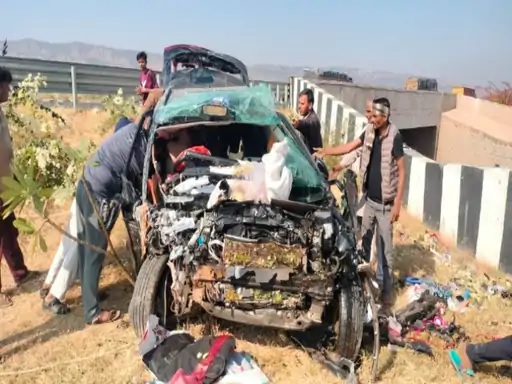 क्षतिग्रस्त कार। क्षतिग्रस्त कार।