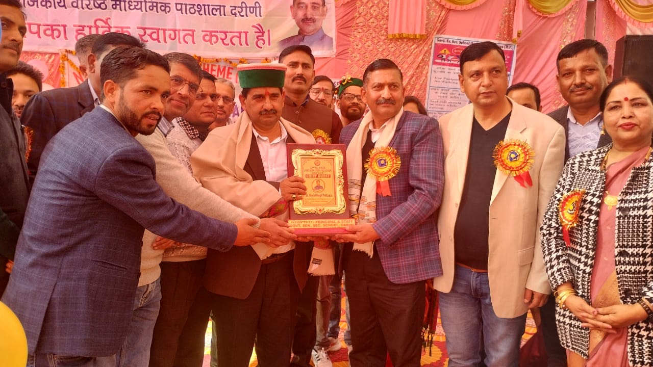 स्कूल के वार्षिकोत्सव में मुख्यातिथि को सम्मानित करते हुए स्कूल स्टाफ। स्कूल के वार्षिकोत्सव में मुख्यातिथि को सम्मानित करते हुए स्कूल स्टाफ।