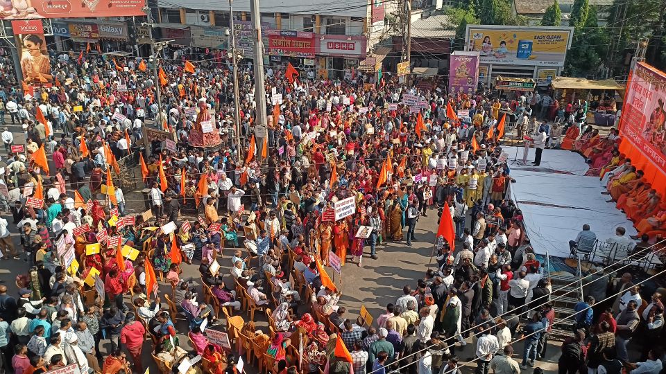 बांग्लादेश में हिंदूओं पर हो रहे अत्याचारों को लेकर सन्तों सहित विशाल प्रदर्शन के साथ राष्ट्रपति के नाम ज्ञापन बांग्लादेश में हिंदूओं पर हो रहे अत्याचारों को लेकर सन्तों सहित विशाल प्रदर्शन के साथ राष्ट्रपति के नाम ज्ञापन