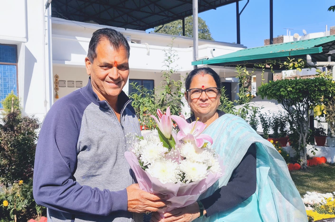 शहरी विकास मंत्री डॉ. प्रेमचंद अग्रवाल से भेंट करतीं उत्तराखंड राज्य महिला आयोग की अध्यक्ष कुसुम कण्डवाल। शहरी विकास मंत्री डॉ. प्रेमचंद अग्रवाल से भेंट करतीं उत्तराखंड राज्य महिला आयोग की अध्यक्ष कुसुम कण्डवाल।