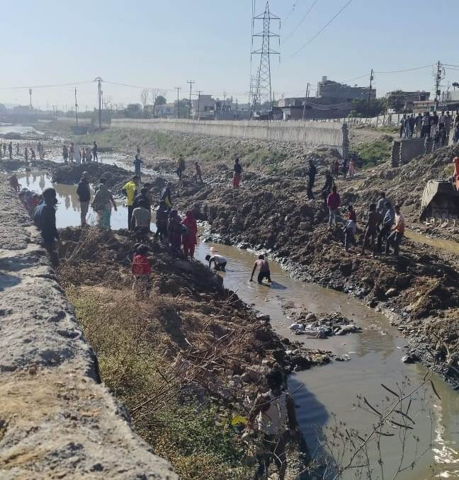 लापता बच्चे की तलाश करते एसडीआरएफ जवान। लापता बच्चे की तलाश करते एसडीआरएफ जवान।
