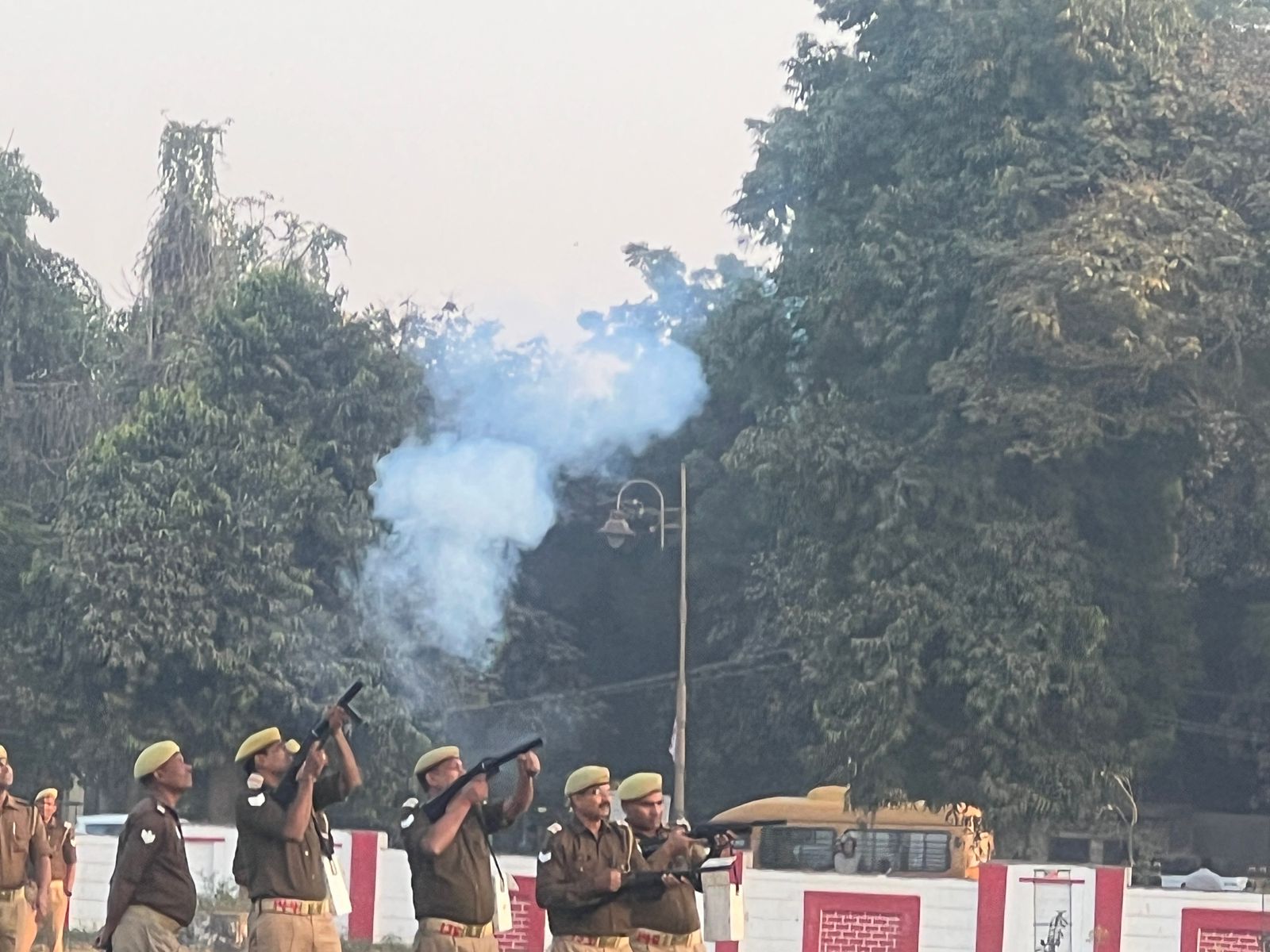 बलवा ड्रिल में शामिल पुलिस कर्मी: फोटो बच्चा गुप्ता बलवा ड्रिल में शामिल पुलिस कर्मी: फोटो बच्चा गुप्ता