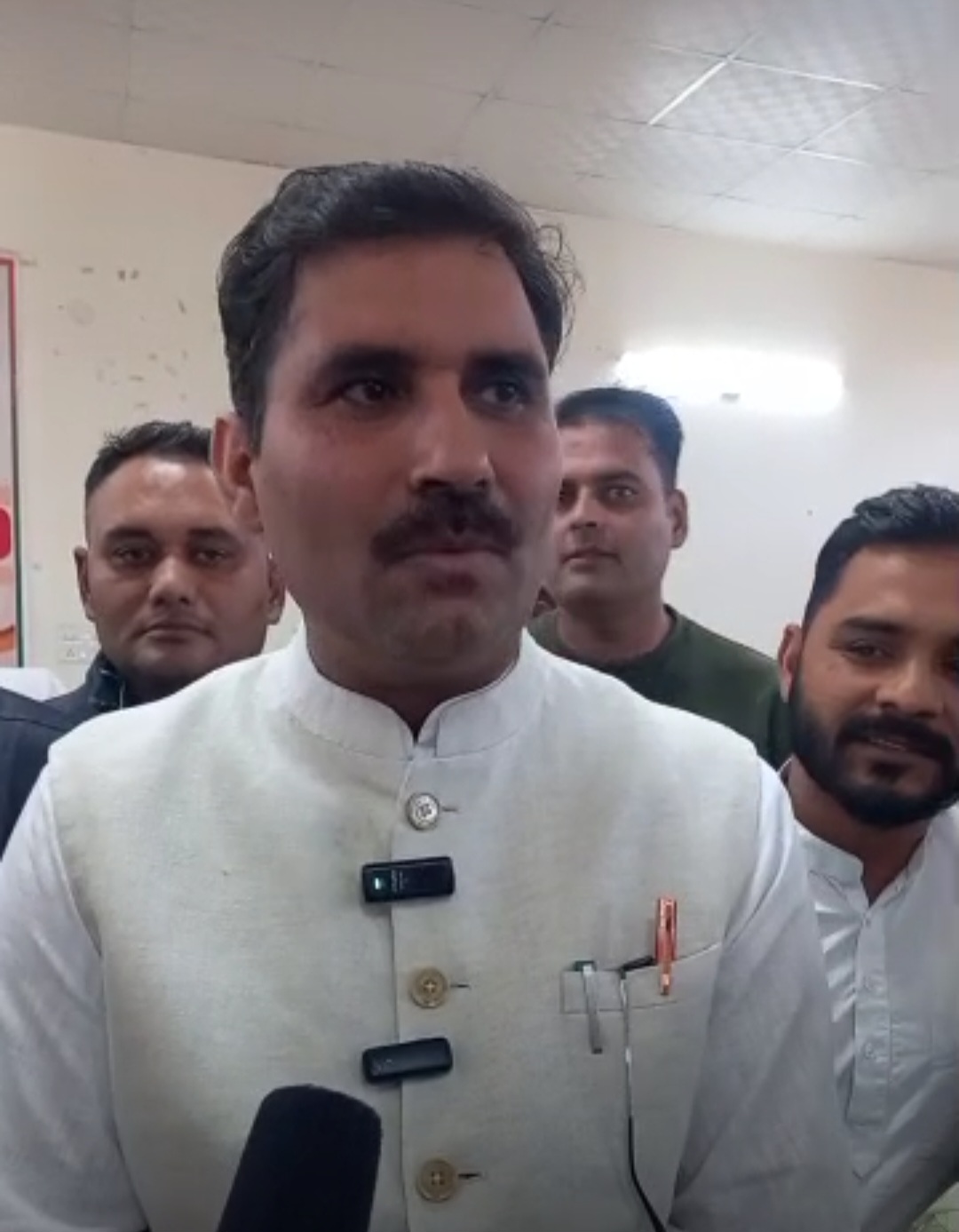 चुनाव के बाद जानकारी देते हुए पुंडरी के विधायक सतपाल जांबा