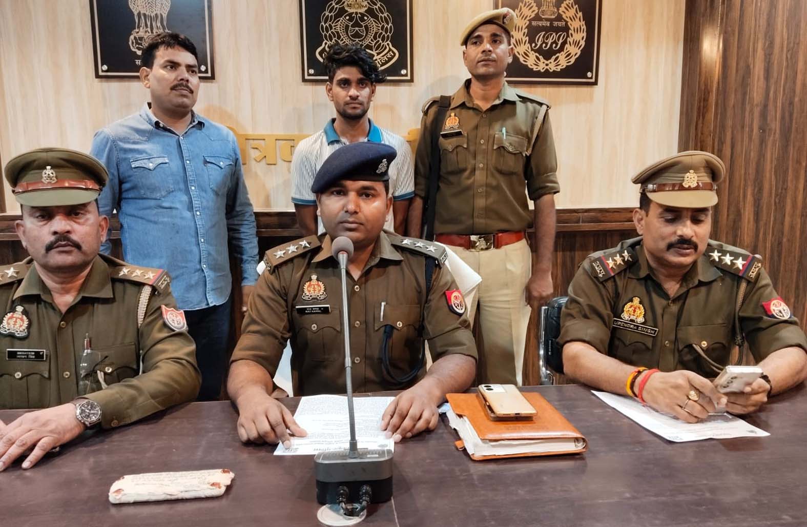 व्हाट्सएप पर वीडियो कॉलिंग कर अश्लील विडियो बनाकर ब्लैकमेल करने वाला अभियुक्त गिरफ्तार व्हाट्सएप पर वीडियो कॉलिंग कर अश्लील विडियो बनाकर ब्लैकमेल करने वाला अभियुक्त गिरफ्तार