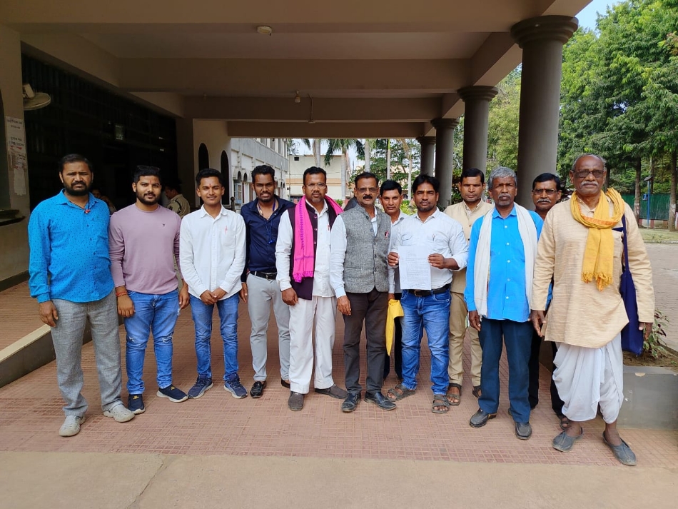 कलेक्ट्रेट में कलार समाज के युवा नेता न्यायिक जांच की मांग करते हुए।