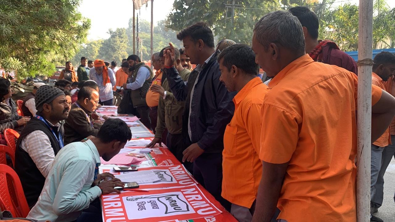 रेल यूनियनों के मान्यता के लिए मतदान के लिए जुटे रेल कर्मी: फोटो बच्चा गुप्ता रेल यूनियनों के मान्यता के लिए मतदान के लिए जुटे रेल कर्मी: फोटो बच्चा गुप्ता