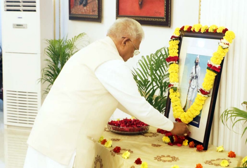 राज्यपाल मंगुभाई पटेल ने जनजातीय नायक टंट्या भील के चित्र पर की पुष्पांजलि अर्पित राज्यपाल मंगुभाई पटेल ने जनजातीय नायक टंट्या भील के चित्र पर की पुष्पांजलि अर्पित