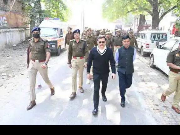 यूपी कालेज में पुलिस कमिश्नर फोर्स के साथ निरीक्षण करते हुए:फोटो बच्चा गुप्ता यूपी कालेज में पुलिस कमिश्नर फोर्स के साथ निरीक्षण करते हुए:फोटो बच्चा गुप्ता