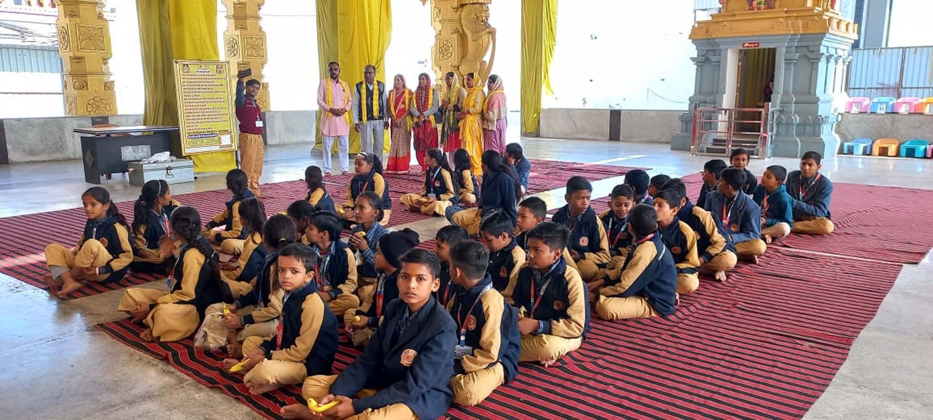 श्री तिरुपति धाम में आराधना करते विद्यार्थी। श्री तिरुपति धाम में आराधना करते विद्यार्थी।