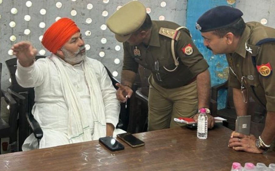 पुलिस हिरासत में टिकैत पुलिस हिरासत में टिकैत