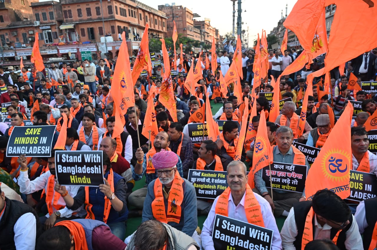 बांग्लादेश में हिंदूओं पर हो रहे अत्यारों को लेकर सर्व समाज का गुस्सा फूटा बांग्लादेश में हिंदूओं पर हो रहे अत्यारों को लेकर सर्व समाज का गुस्सा फूटा