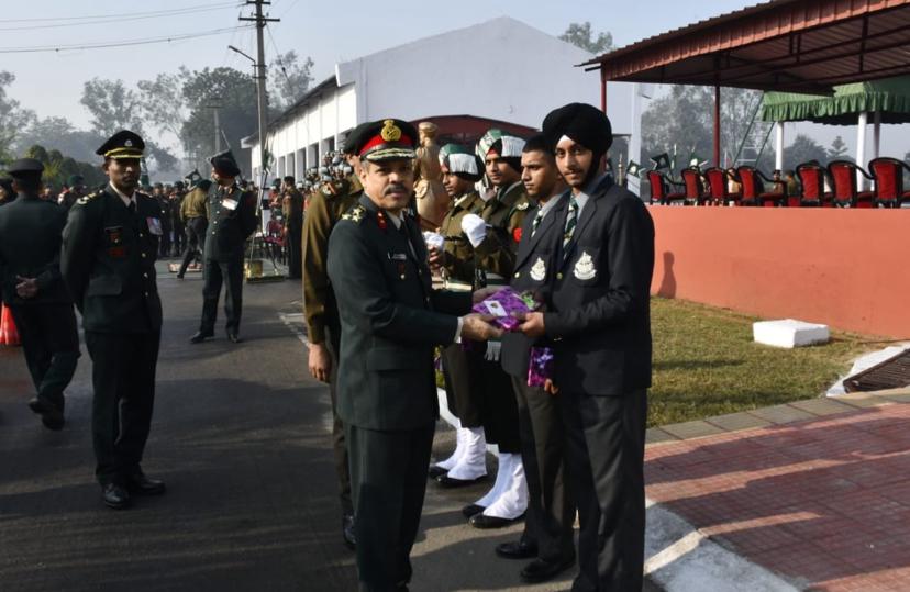 सैनिक को सम्मानित करते ब्रिगेडियर सैनिक को सम्मानित करते ब्रिगेडियर