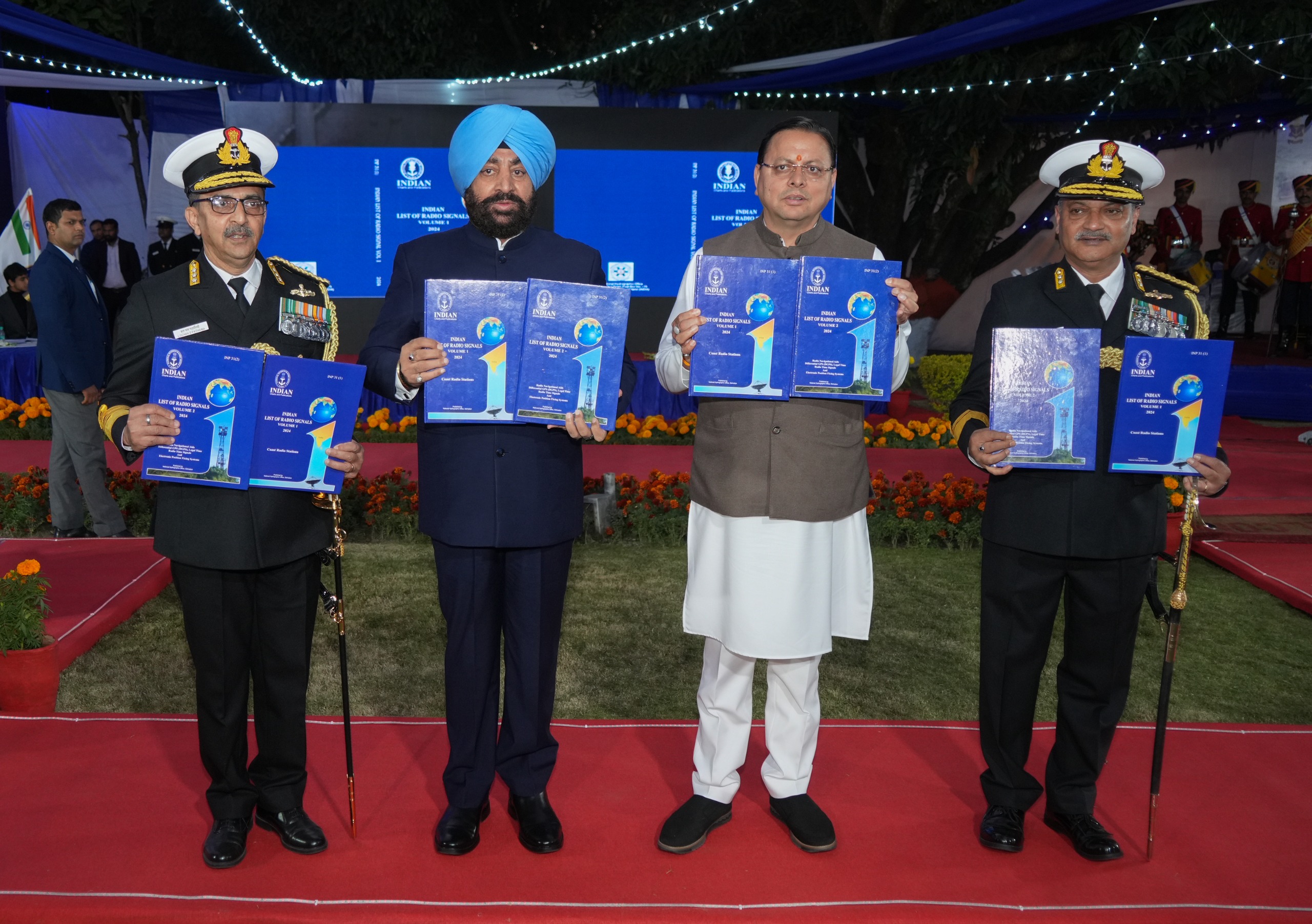 पुस्तक का विमोचन करते राज्यपाल लेफ्टिनेंट जनरल गुरमीत सिंह (सेनि) और मुख्यमंत्री पुष्कर सिंह धामी व अन्य। पुस्तक का विमोचन करते राज्यपाल लेफ्टिनेंट जनरल गुरमीत सिंह (सेनि) और मुख्यमंत्री पुष्कर सिंह धामी व अन्य।