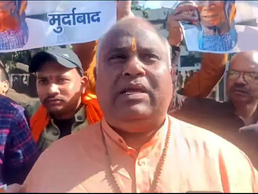 जानकारी देते हुए बजरंग फोर्स राष्ट्रीय अध्यक्ष बिट्टू बजरंगी व अन्य। जानकारी देते हुए बजरंग फोर्स राष्ट्रीय अध्यक्ष बिट्टू बजरंगी व अन्य।