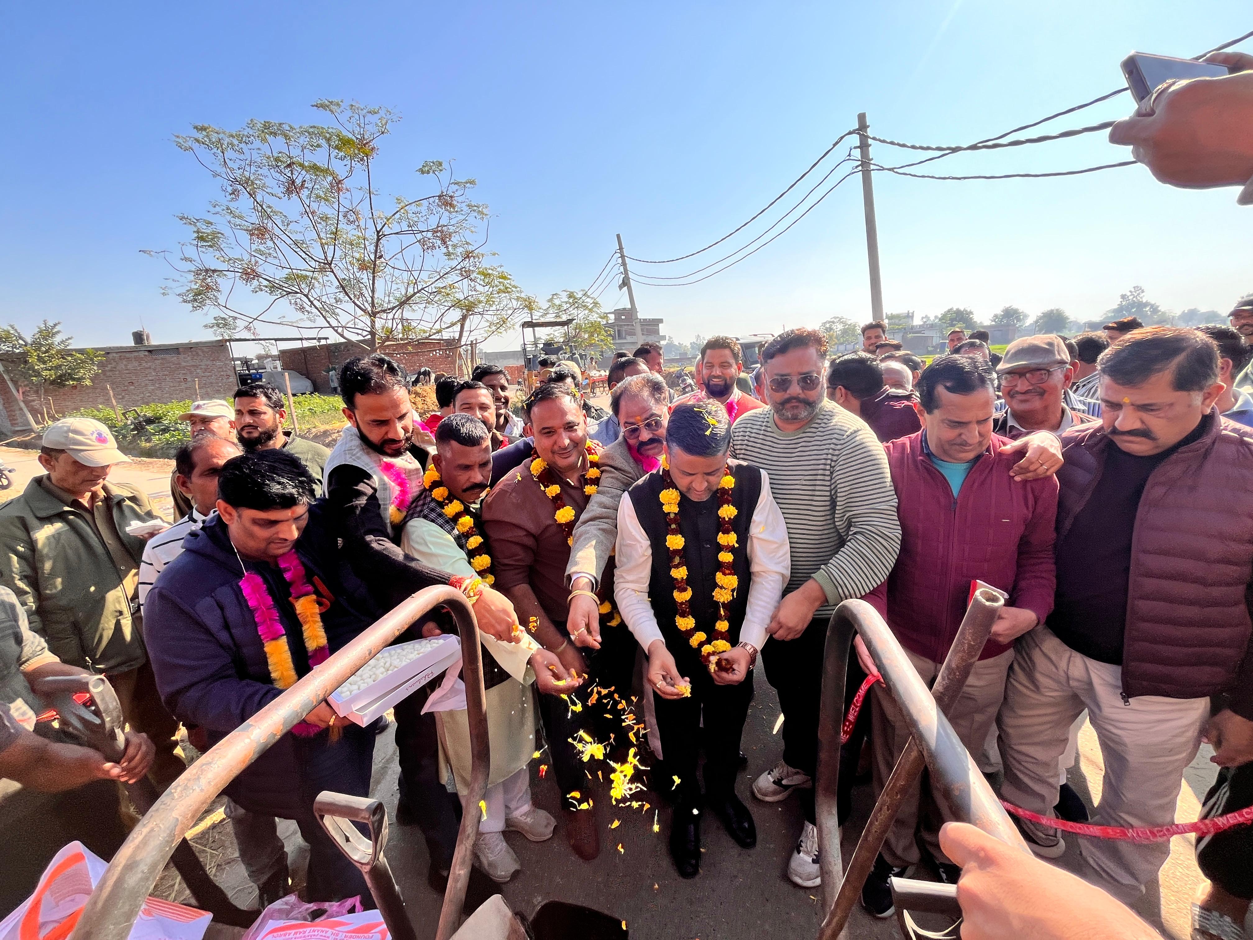 विधायक ने सड़क पर तारकोल बिछाने के कार्य का किया उद्घाटन विधायक ने सड़क पर तारकोल बिछाने के कार्य का किया उद्घाटन
