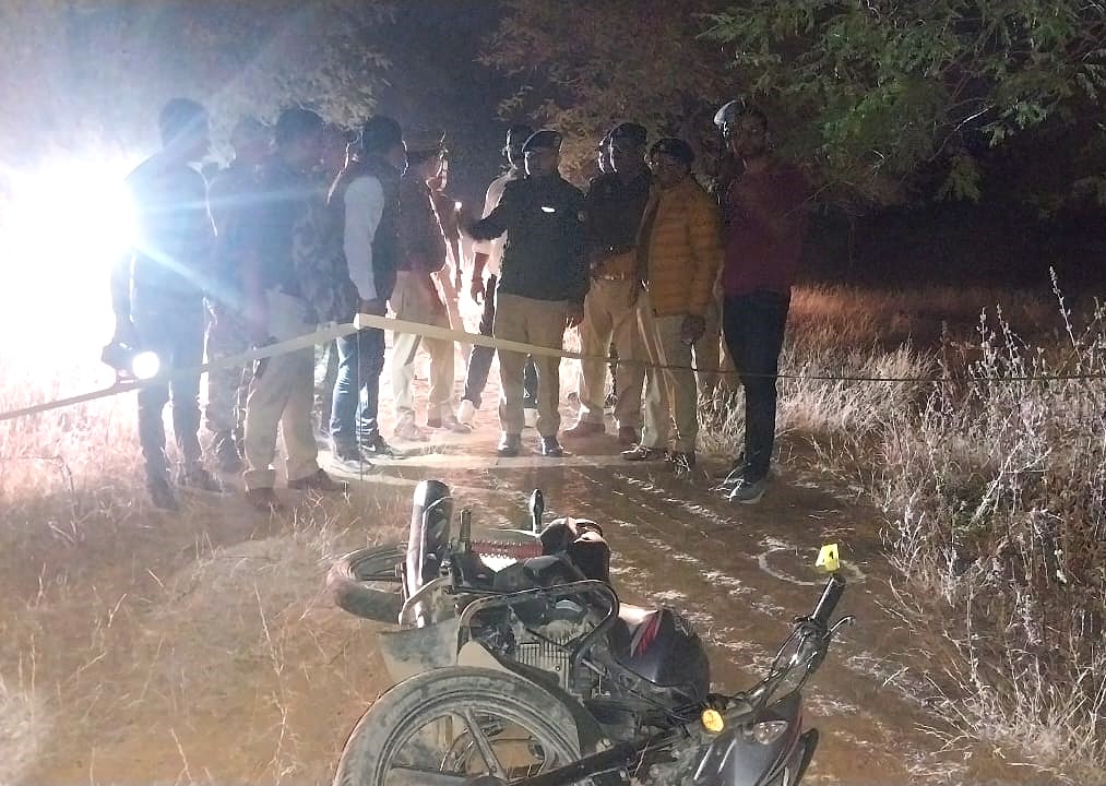 फीलिंग स्टेशन लूटकांड: पुलिस मुठभेड़ में दो बदमाश घायल, तीन गिरफ्तार फीलिंग स्टेशन लूटकांड: पुलिस मुठभेड़ में दो बदमाश घायल, तीन गिरफ्तार