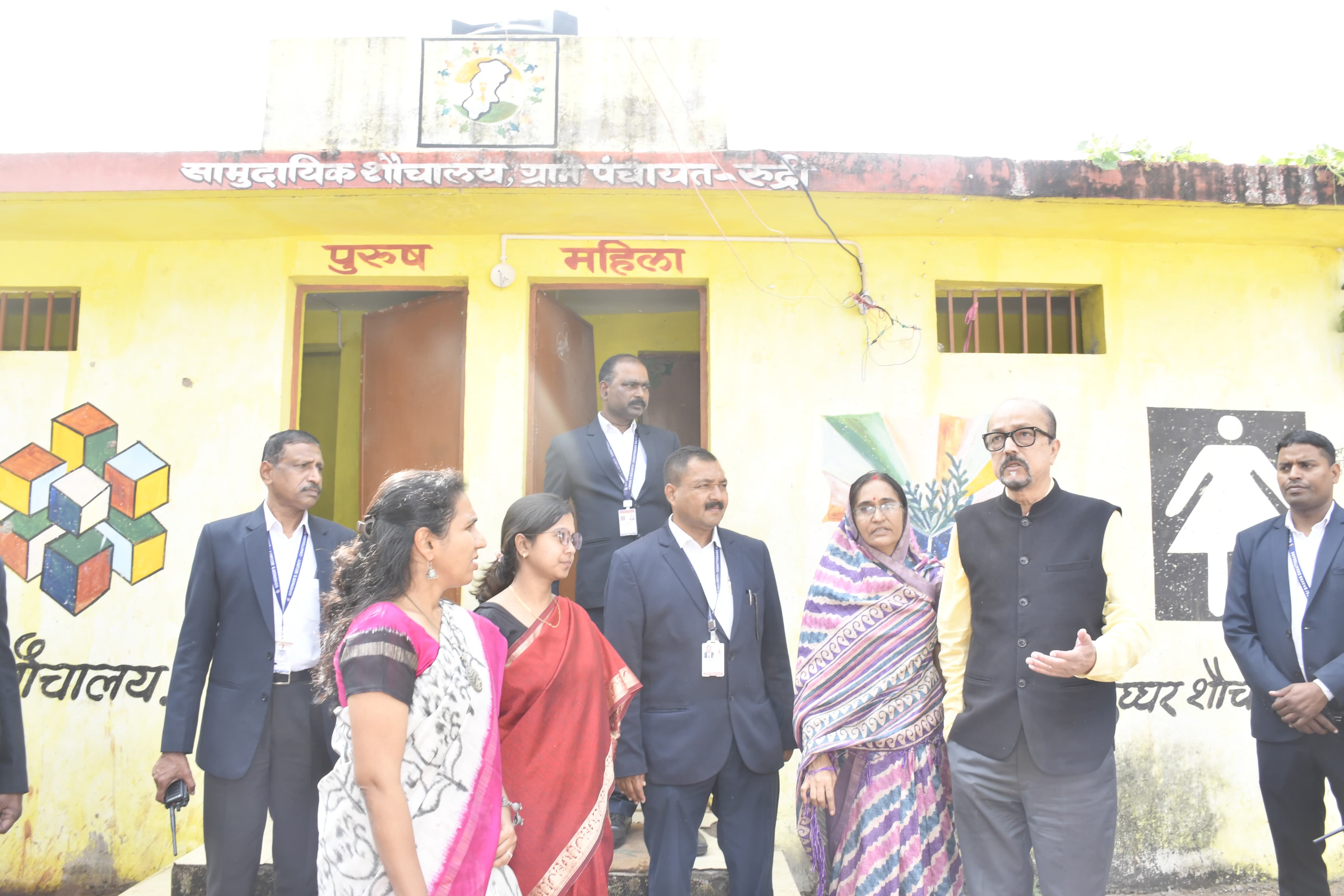 रूद्री के सामुदायिक शौचालय का किया अवलोकन करते हुए राज्यपाल रमेन डेका।
