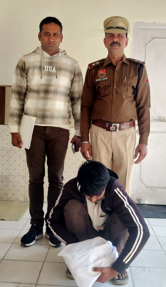पुलिस द्वारा गिरफ्तार किया गया आरोपी पुलिस द्वारा गिरफ्तार किया गया आरोपी