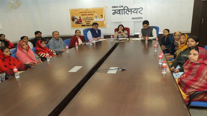 लियर कलेक्ट्रेट के एनआईसी में मौजूद श्रमिक परिवार लियर कलेक्ट्रेट के एनआईसी में मौजूद श्रमिक परिवार