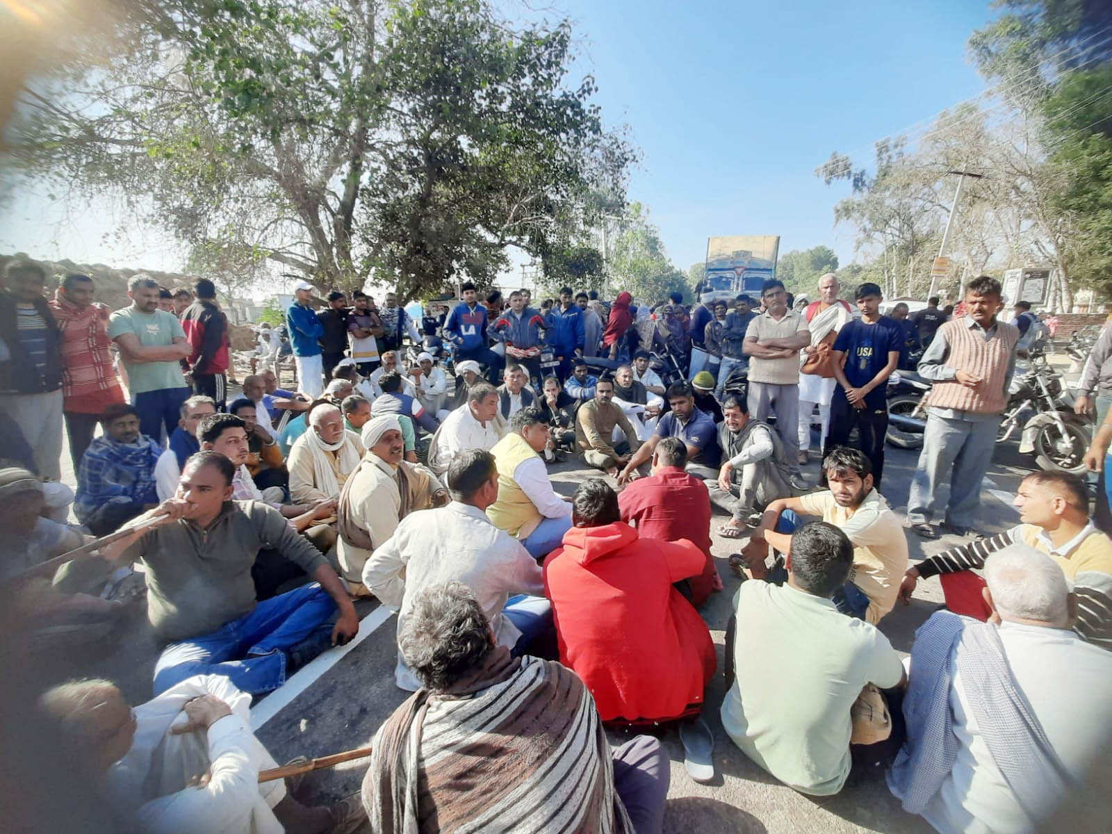 जींद-असंध मार्ग पर हसनपुर गांव के मुख्य बस जाम लगाते ग्रामीण। जींद-असंध मार्ग पर हसनपुर गांव के मुख्य बस जाम लगाते ग्रामीण।