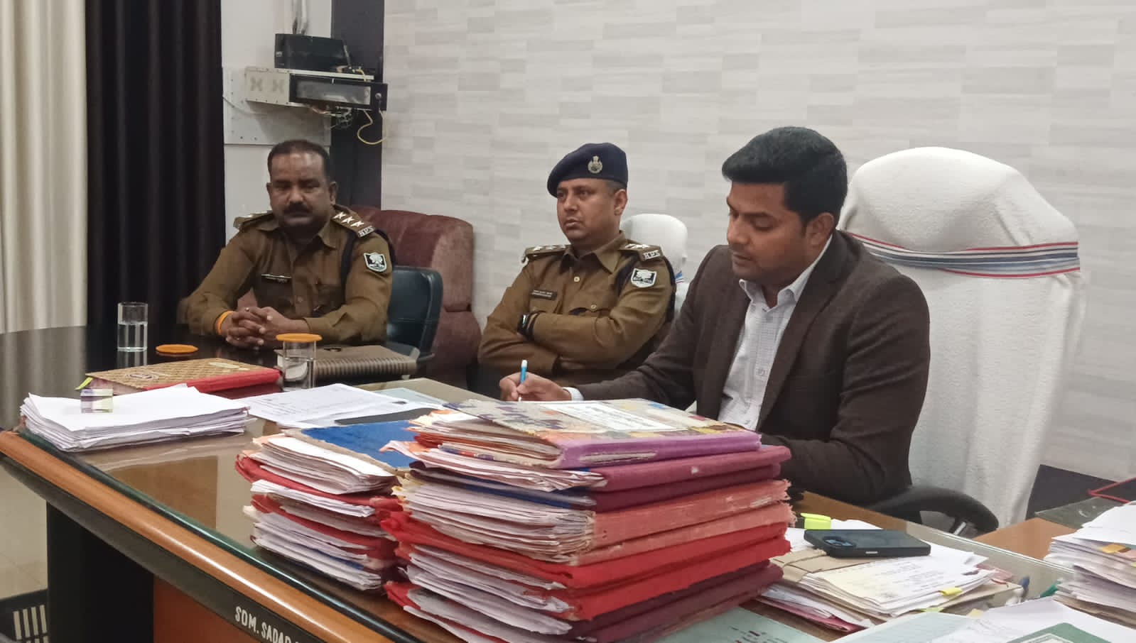 बैठक करते एसडीओ बैठक करते एसडीओ