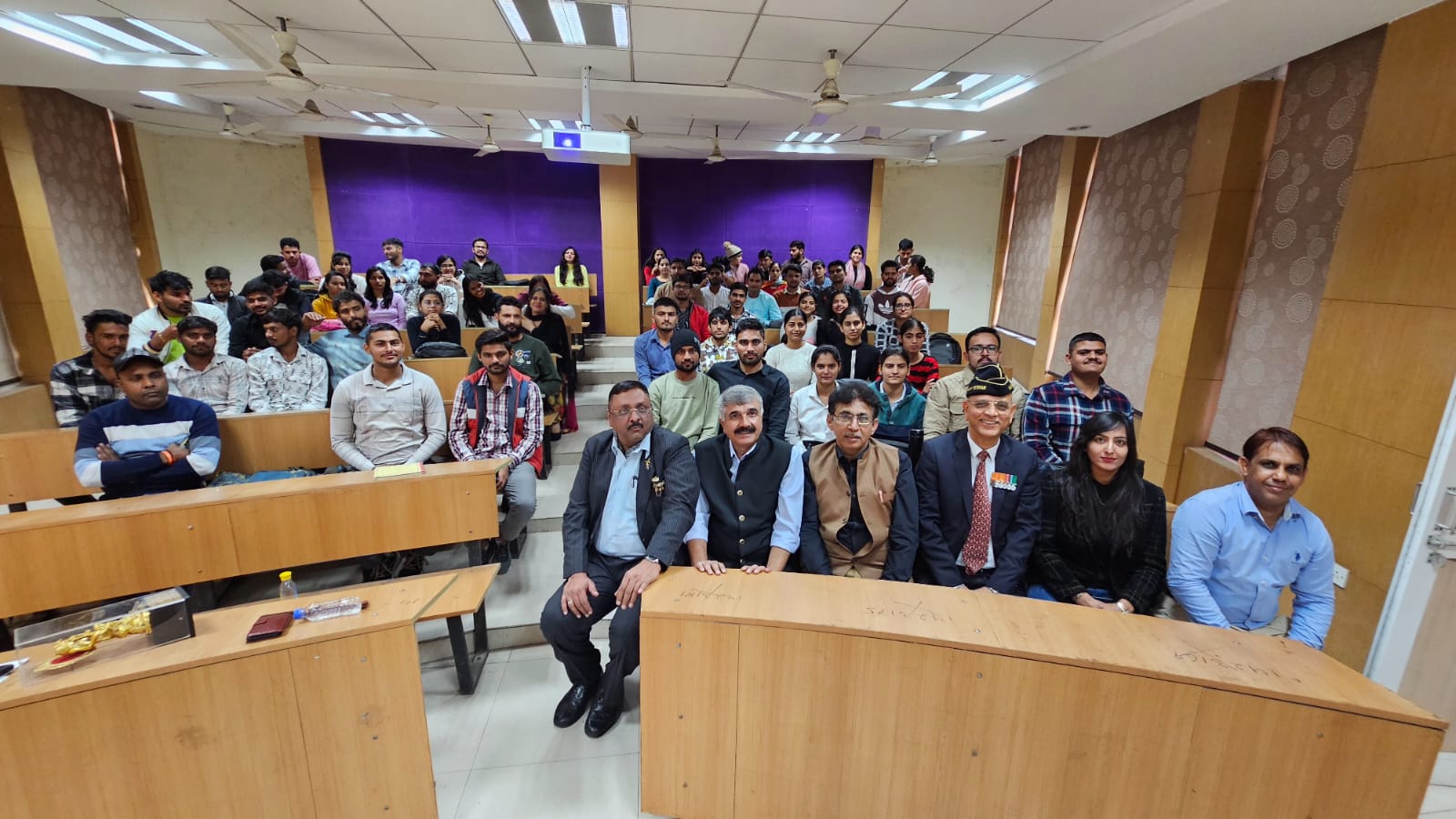 फोटो कैप्शन 4आरटीके8 : एमडीयू में भारतीय नौसेना दिवस के उपलक्ष्य में विशेष व्याख्यान के दौरान उपस्थित मुख्यवक्ता एवं विद्यार्थी ------------ फोटो कैप्शन 4आरटीके8 : एमडीयू में भारतीय नौसेना दिवस के उपलक्ष्य में विशेष व्याख्यान के दौरान उपस्थित मुख्यवक्ता एवं विद्यार्थी ------------