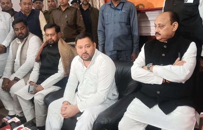 तेजस्वी यादव पतकार वार्ता के दौरान तेजस्वी यादव पतकार वार्ता के दौरान