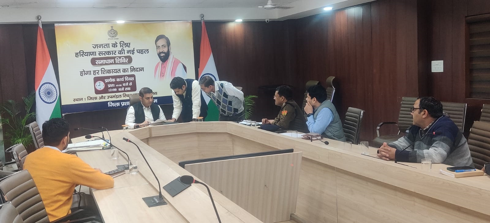 फोटो नंबर-04: गुरुग्राम लघु सचिवालय में अधिकारियों की बैठक लेते डीसी अजय कुमार। फोटो नंबर-04: गुरुग्राम लघु सचिवालय में अधिकारियों की बैठक लेते डीसी अजय कुमार।