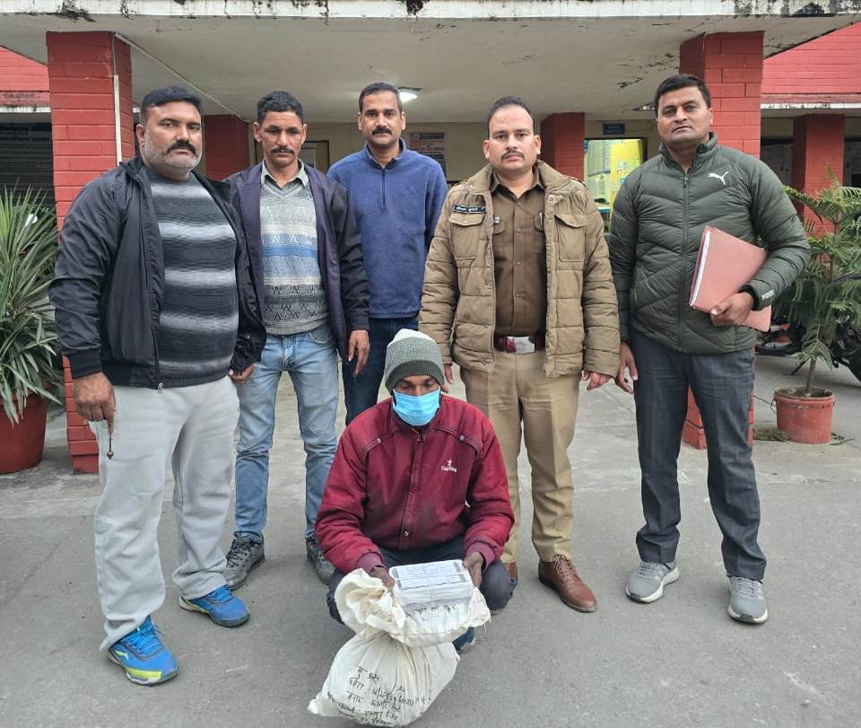 पुलिस गिरफ्त में आराेपित। पुलिस गिरफ्त में आराेपित।