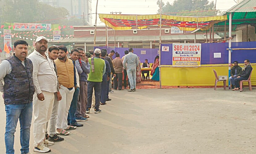 मतदान करते यूनियन कर्मी मतदान करते यूनियन कर्मी