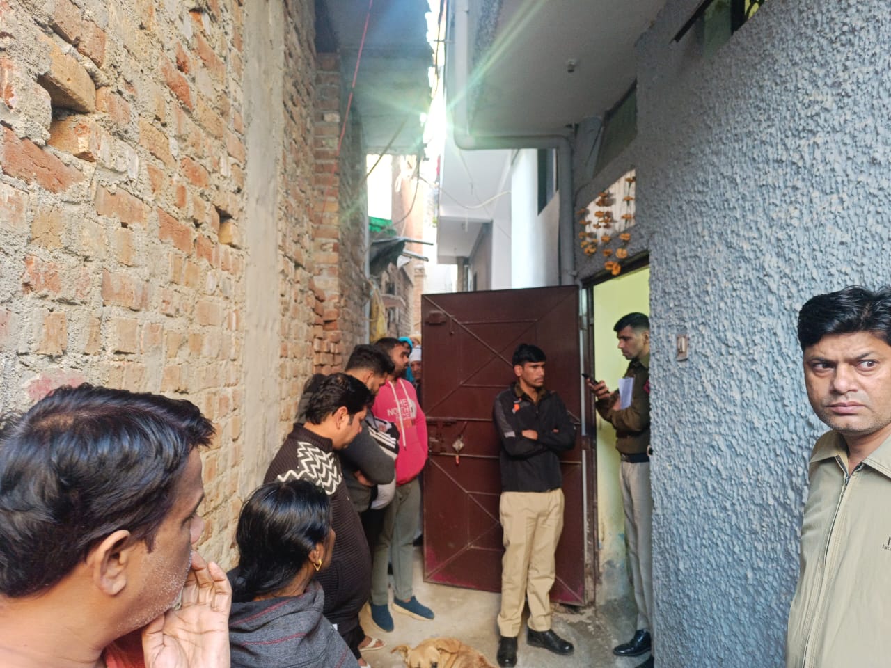 नेब सराय इलाके में एक ही परिवार के तीन लोगों की चाकू घोपकर हत्या नेब सराय इलाके में एक ही परिवार के तीन लोगों की चाकू घोपकर हत्या