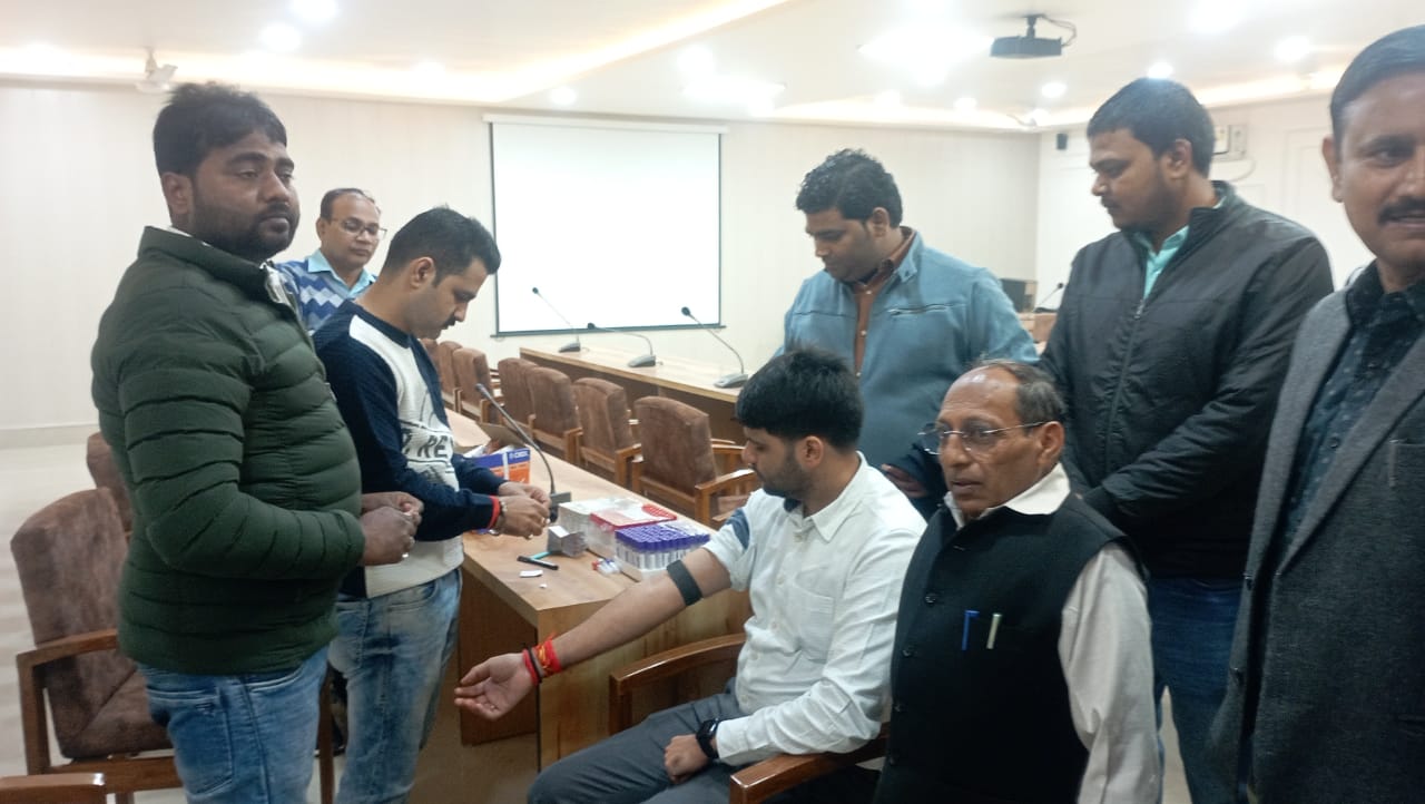 विकास भवन के कर्मचारियों का चेकअप करते स्वास्थ्य कर्मी